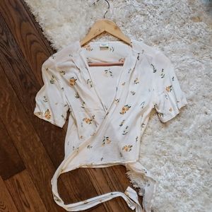 Aritzia Floral tie front cropped blouse